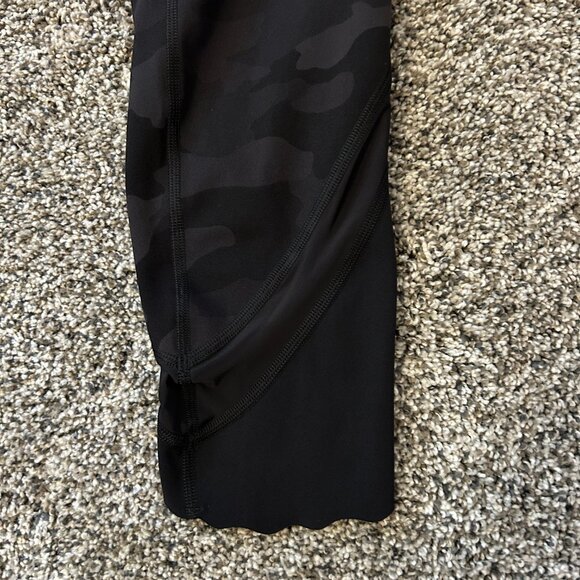 Lululemon Wunder Under Scalloped Hem High Rise Cropped Leggings, size 8 - Picture 6 of 9
